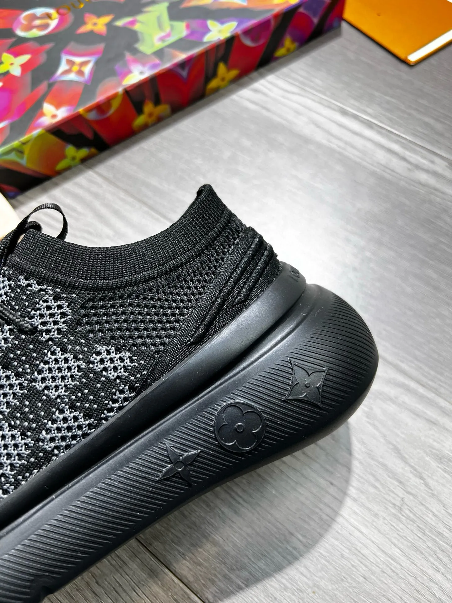 Ex-factory price: 460💰◾️▫️Lv~ Brand new low-cut men’s socks and shoes👟, made of special elastic knitted fabric consistent with the high-end original version, thickened and thickened to ensure multi-season practicality and wrinkle resistance, and will never deform or become loose after repeated stretching! It feels light and comfortable on your feet! Four colors available, Size: 38-45 (45 is custom-made and cannot be returned or exchanged)